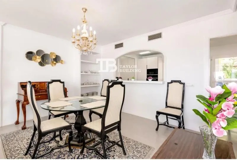 Taylor Building Real Estate presents this fantastic terraced house in Genova offering a quiet and residential atmosphere, a short — photo 11