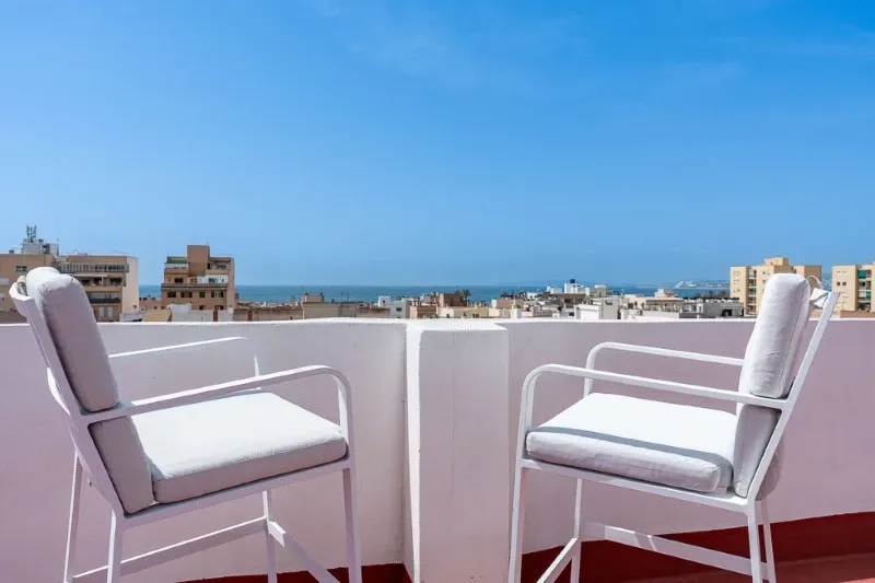 Completely renovated home with balcony and partial sea views in El Molinar — photo 1
