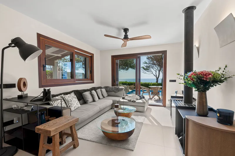 Traumvilla mit Pool in erster Meereslinie in Cala Llombards — photo 7