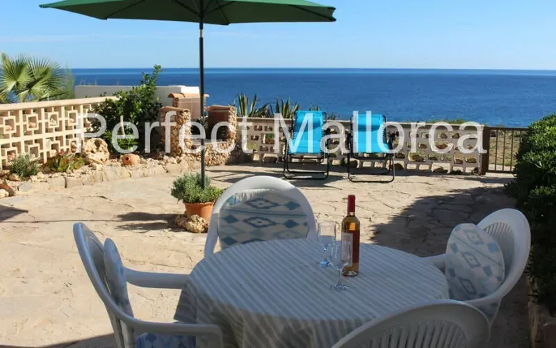 Apartment with terrace, first line to the sea – in Cales de Mallorca – PM07368 — photo 1