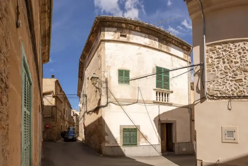Unique opportunity in the historic center of Pollença: an authentic Mallorcan house with garage, a true luxury in the town where parking is scarce — photo 1