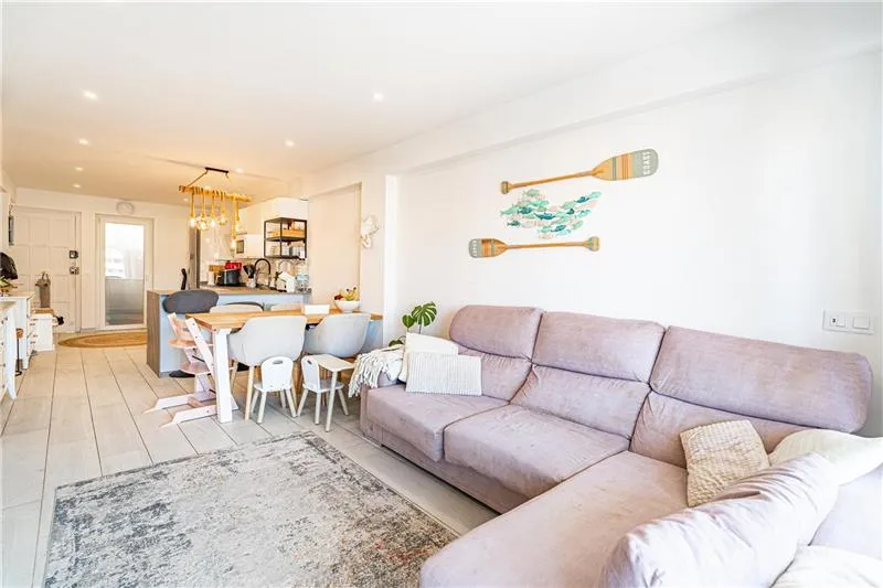 Fully renovated apartment with partial views of the sea and the harbor — photo 2