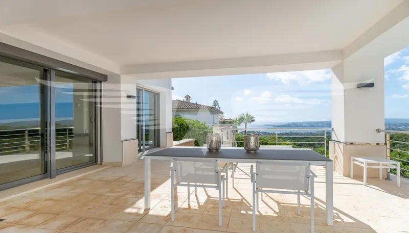 Light-flooded sea view villa in a prime location — photo 2