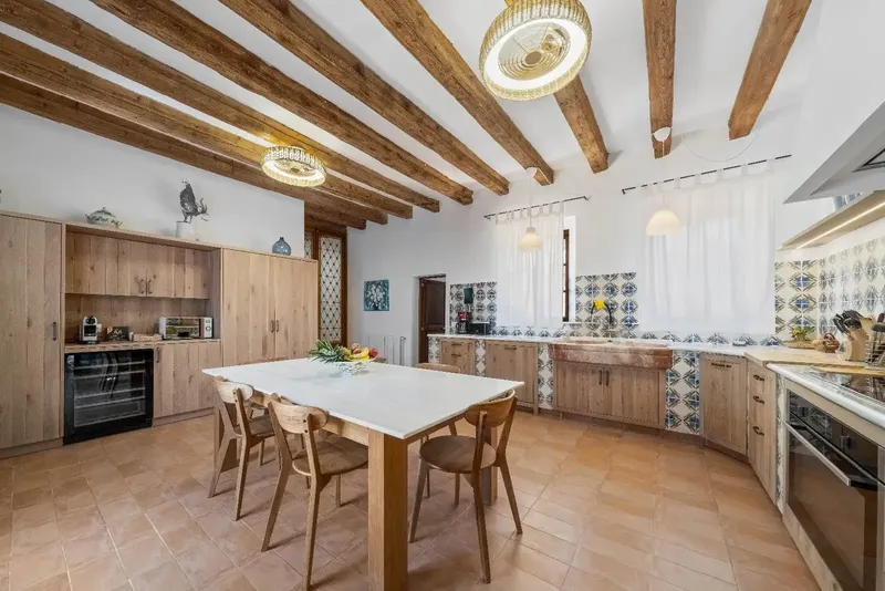 Private and quiet 182,000 m2 finca in Campanet with a 760 m2 newly built high-quality house with antique elements, such as bal — photo 4