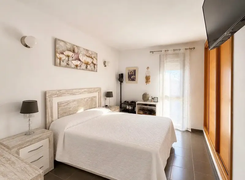 Oria Home presents this bright and spacious home from 2008, with approximately 80 m2 built, located in the quiet area of Campos — photo 2