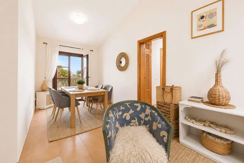 This well-maintained single-family home, located in a quiet area of Cala Ratjada, stands out for its living space of about 226 m² on a — photo 6
