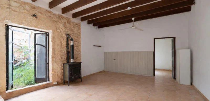 Historic village house in Ses Salines for renovation, 274 m² and plot of 433 m² — photo 7
