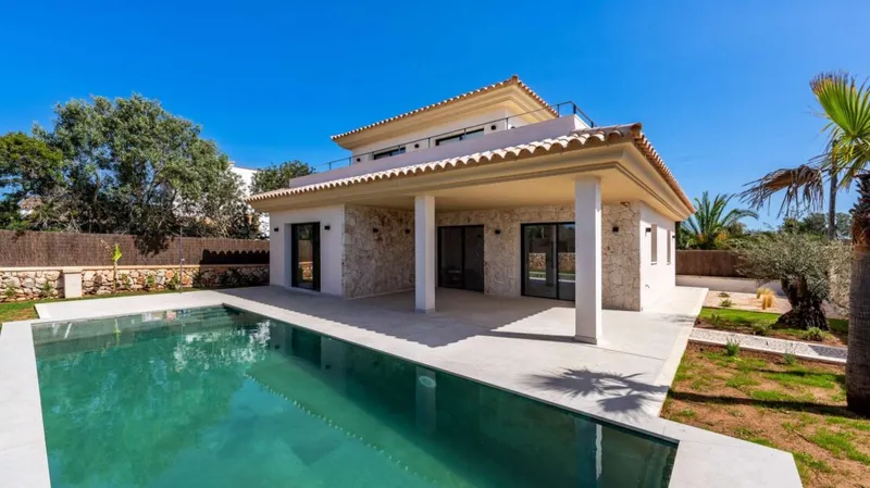 New build villa in Cala Llombards – with sea views and clear architecture near the beach — photo 1