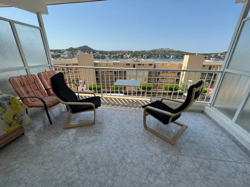 Apartment with terrace and sea views near the center of Santa Ponsa, next to the beach — photo 2
