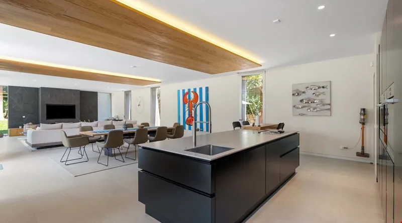 Spacious contemporary villa with private pool and gardens for sale in Santa Ponsa — photo 6