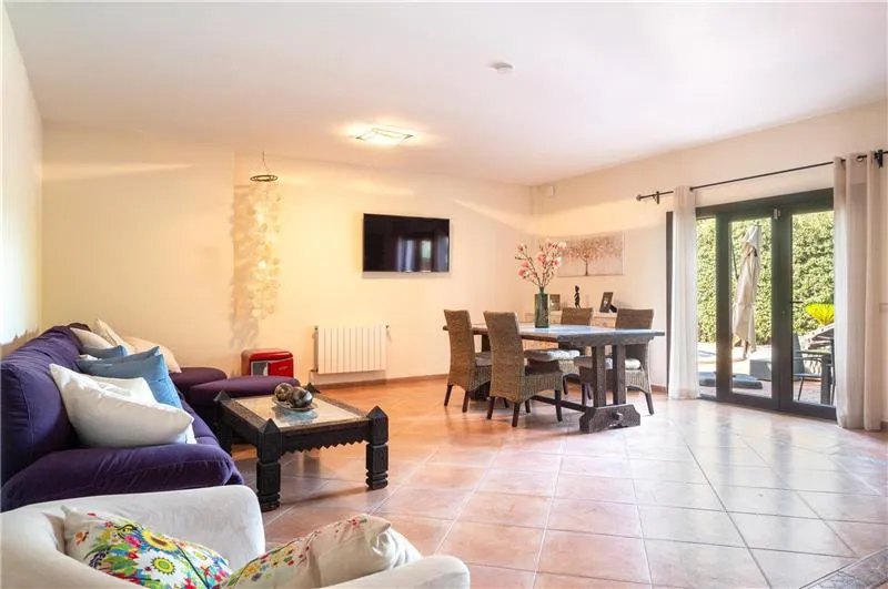 Detached chalet with a swimming pool on a plot of approximately 900 m² — photo 4