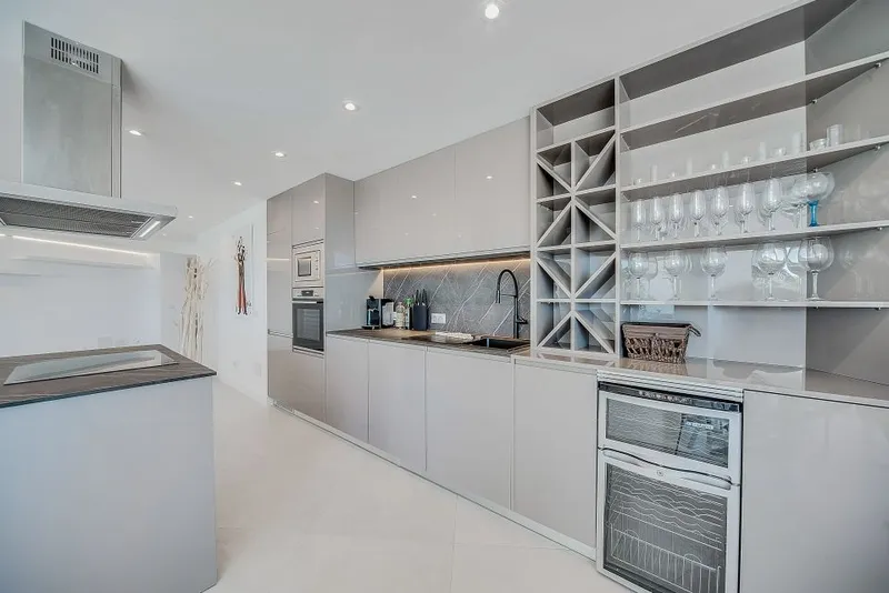 Renovated luxury apartment in 1st sea line with fantastic panoramic sea view — photo 12