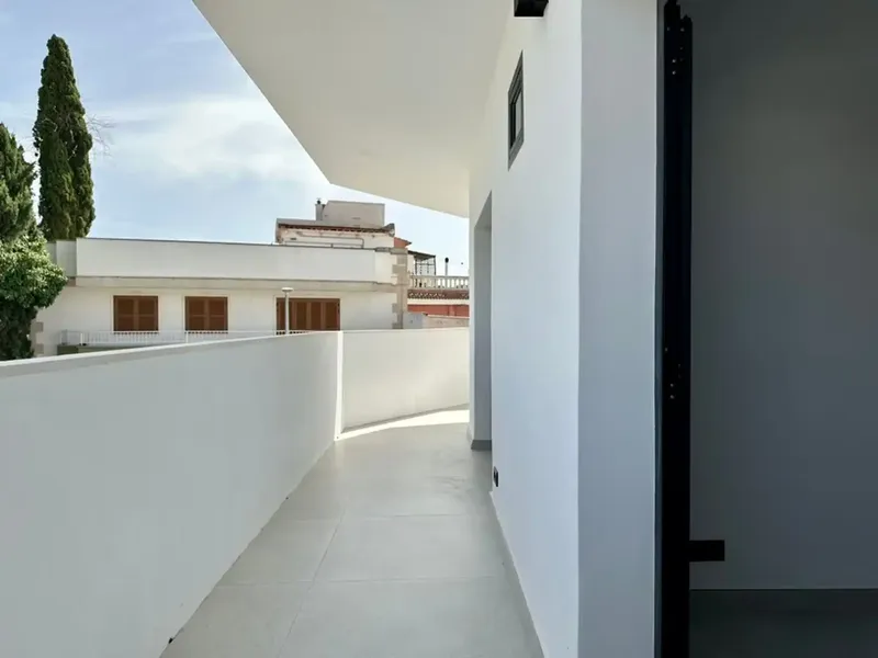 Located in the coveted residential area of La Vileta, this fully renovated property offers 331 m² of built area and combines — photo 7