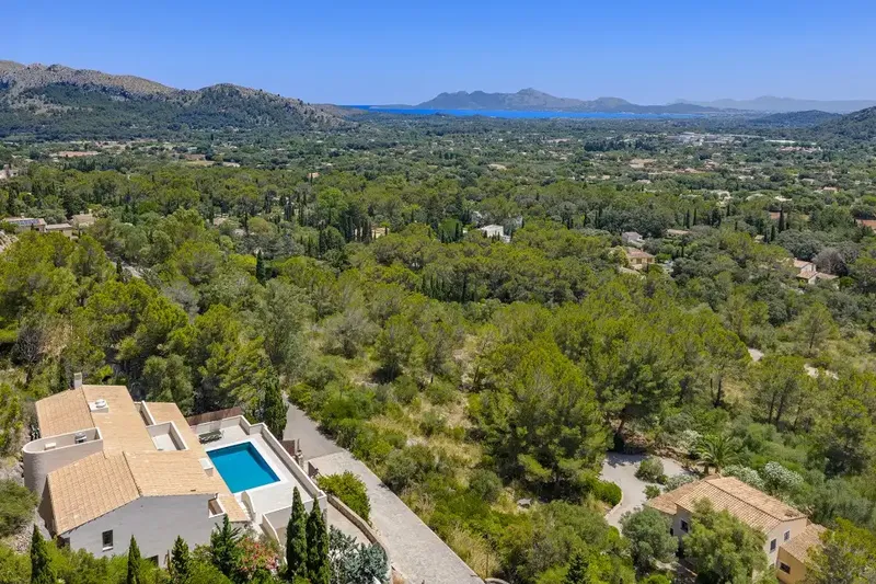 This incredible villa is located in the coveted area of La Font, on the outskirts of Pollensa, with a peaceful mountain backdrop and a position — photo 3