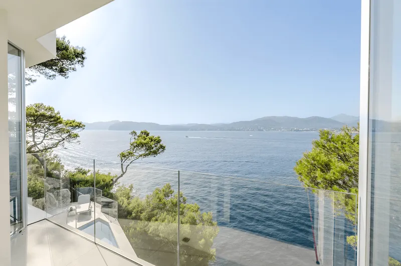 Renovated villa with pool on the front line in Santa Ponsa — photo 9