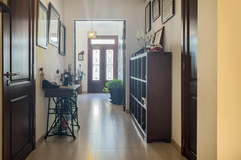 Investment property: multi-family house with versatile uses and expansion potential — photo 2