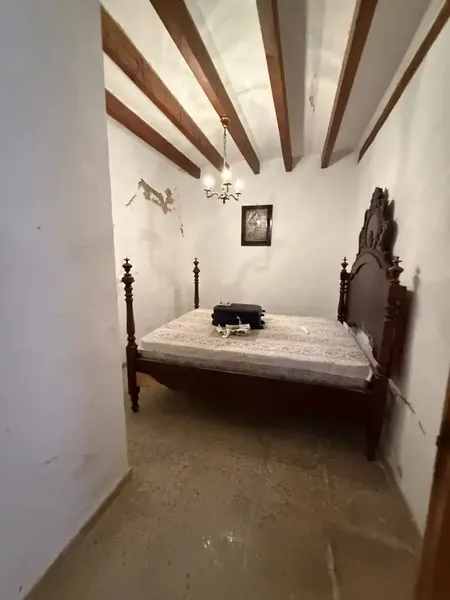 Charming house for sale in Estellencs, with 6 bedrooms and 2 bathrooms, ideal for large families or as an investment for rental. With a — photo 7