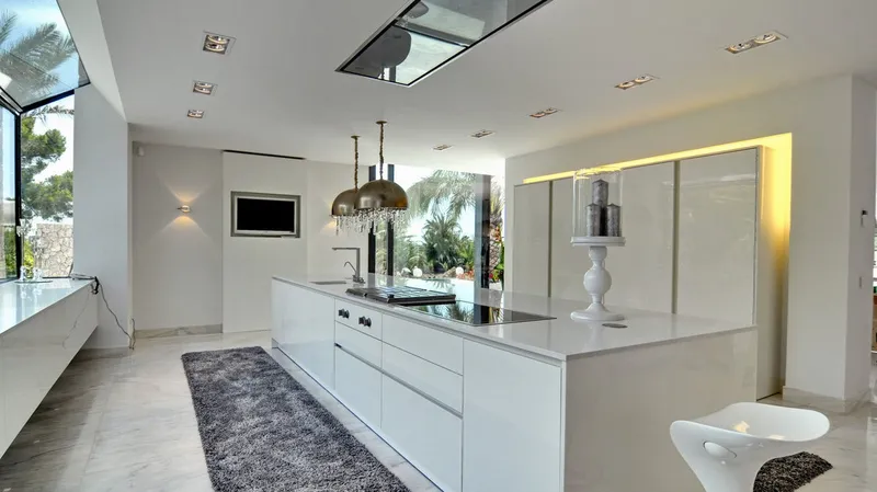 Spectacular luxury villa with lots of privacy and partial sea views — photo 8