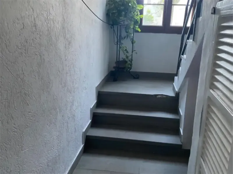 Se vende finca con casa de 150m2 dividida en dos plantas. En la planta de abajo se encuentra un pequeño salon, un baño, tres dormitorios, un — photo 1
