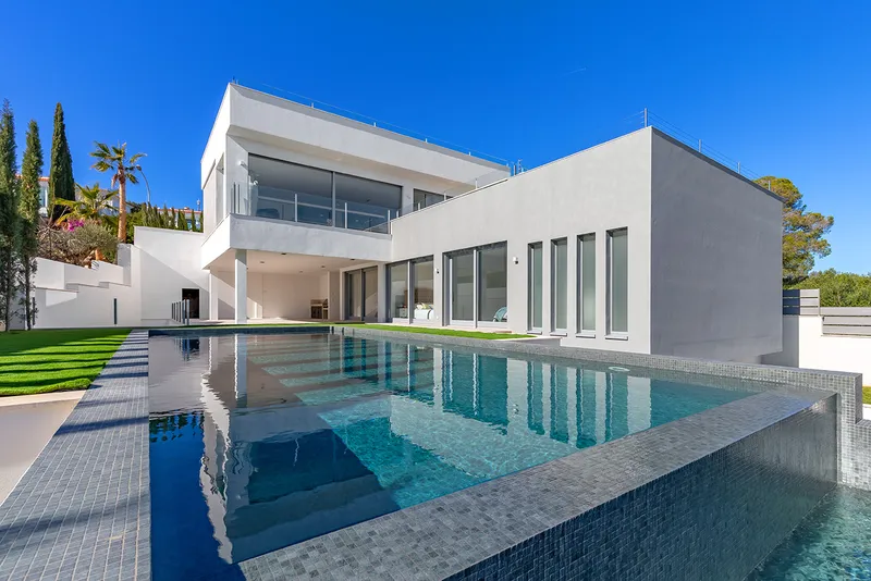 Villa in Santa Ponsa - Modern property with two pools — photo 1