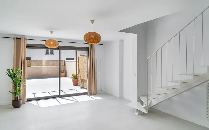 This wonderful newly built duplex with sea and mountain views is located a few steps from the beach and the marina — photo 9