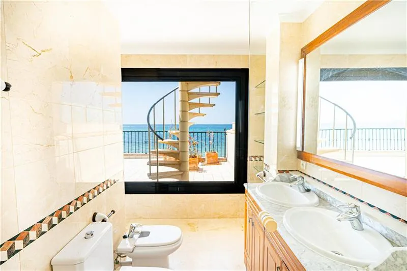Approx. 175 m² penthouse with terrace on the beachfront with panoramic ocean views — photo 6