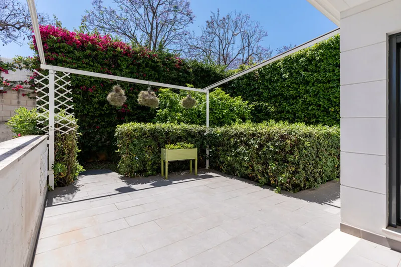 Exceptional Ground-Floor One-Bedroom Apartment with Large Terrace, Parking and Private Garden — photo 6