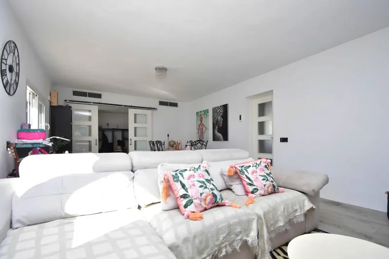 Discover your new home in the idyllic neighborhood of Es Pil·larí! This charming detached villa awaits you minutes from the beach — photo 4