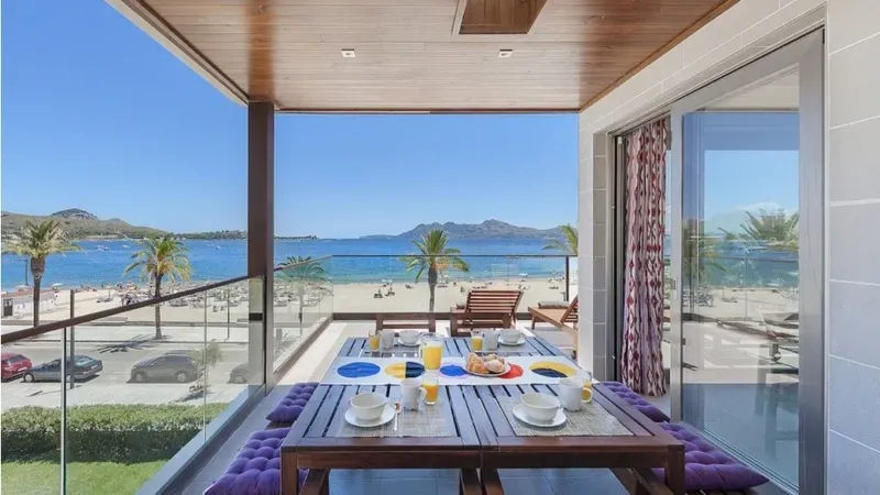 Modern style penthouse with amazing beach and sea views for sale in Pollensa, on the north of Mallorca. — photo 8