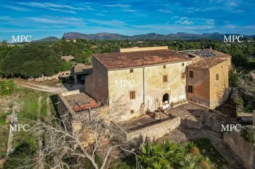 Authentic Mallorcan Country Estate for Complete Renovation with 137,000 m² of Land and Exceptional Potential close to Artá — photo 1