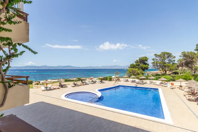 Seafront flat for sale with sea views and communal pool in Cala Blava — photo 12