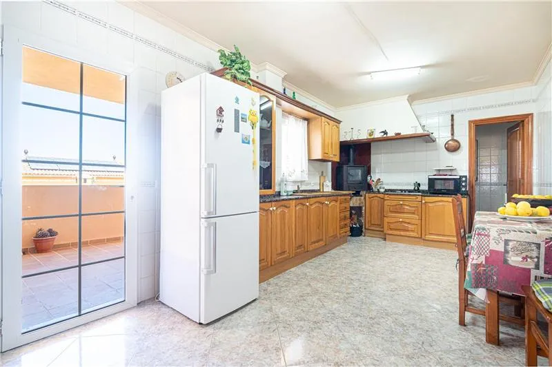 Single-family home on a lot of approximately 505 m² with partial ocean views — photo 5