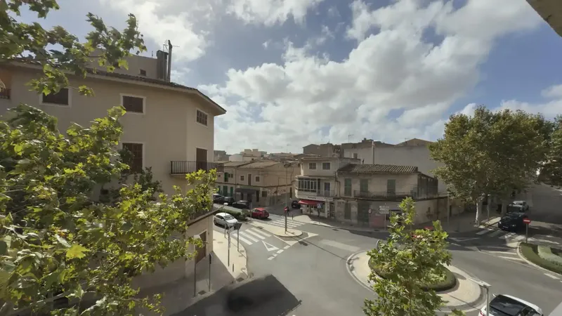 INVERSORES: piso de 110m2 con terraza de 30m2. ALQUILER POR HABITACIONES: 5 habitaciones de 12-15m2 cada una. — photo 1