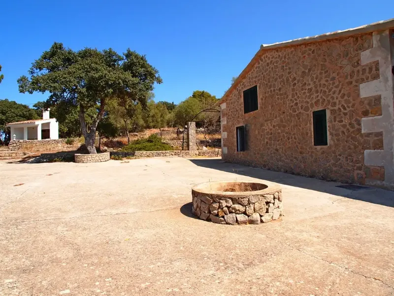 Beautiful Stone House with 80cm walls, on a rustic estate of approx. 33,000m2, has cistern water, Endesa electricity, distributed in — photo 7