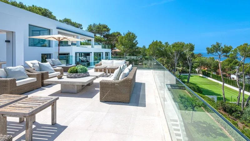 Sophisticated luxury villa in Santa Ponsa with pool, tennis court and fantastic sea views — photo 4
