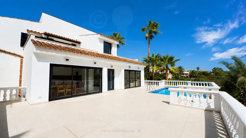 Situated on the first line facing the port of Portopetro, this villa stands out for its generous surface area, its wide views of the Mediterranean and — photo 3