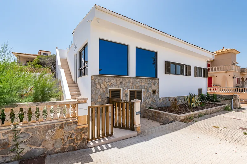 Dreamlike villa near the beach with fantastic views and sea views — photo 1