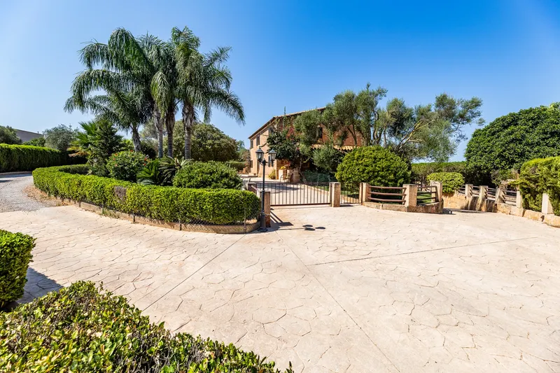 Spacious finca with 6 bedrooms, large garden, pool and generous cellar — photo 2