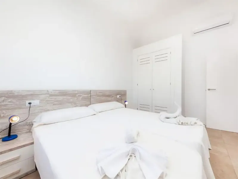 180 m² property with living room, 2 fully equipped kitchens, 4 bedrooms and 2 bathrooms — photo 12