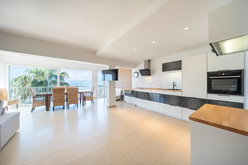 Discover this spectacular 180 m2 flat on the beachfront in Arenal de Llucmajor, where every day ends with a sunset — photo 5