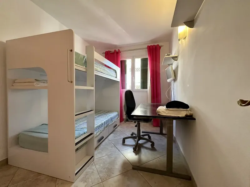 Imagina despertar cada mañana con la brisa marina acariciando tu ventana y el murmullo del Mediterráneo a solo 400 metros. Esta planta baja, — photo 12