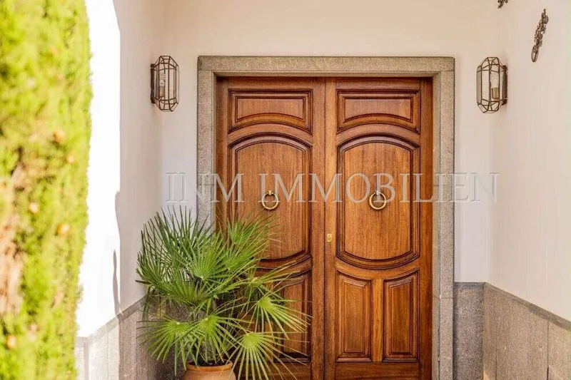300m² detached house with 6 rooms, garden & pool for sale — photo 11