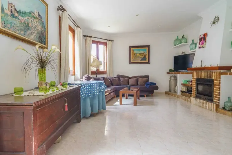 Discover this impressive 280 m² house, distributed over two floors designed to offer comfort and style, located in one of the most beautiful and quiet areas of the island. — photo 11
