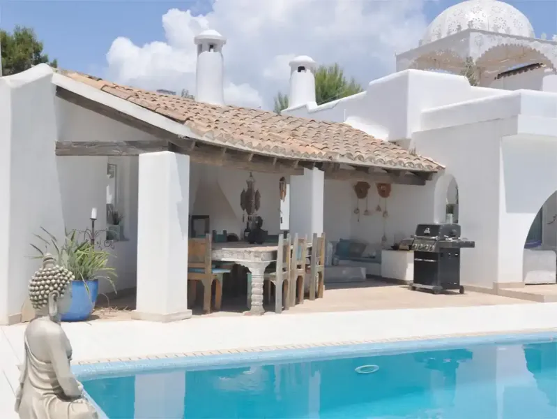 Experience the ultimate Mediterranean lifestyle with this stunning Ibizan-style villa for sale in Sol de Mallorca, one of Mallorca’s most ex — photo 5