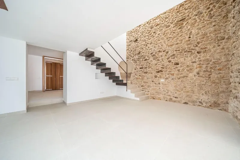 Discover this impressive townhouse located in the center of Petra, an area known for its easy access and availability of parking — photo 10