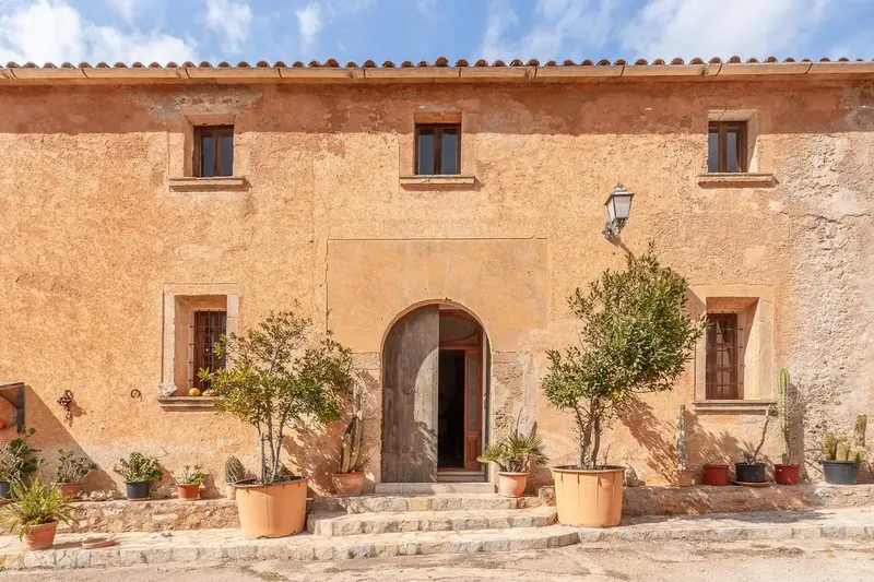 This large estate of about 498 hectares of land is located among green hills in the northeast of Mallorca, in the coastal area of the municipality — photo 2
