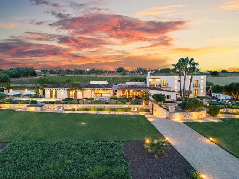 Unique retreat with 2 guest houses and panoramic views — photo 1