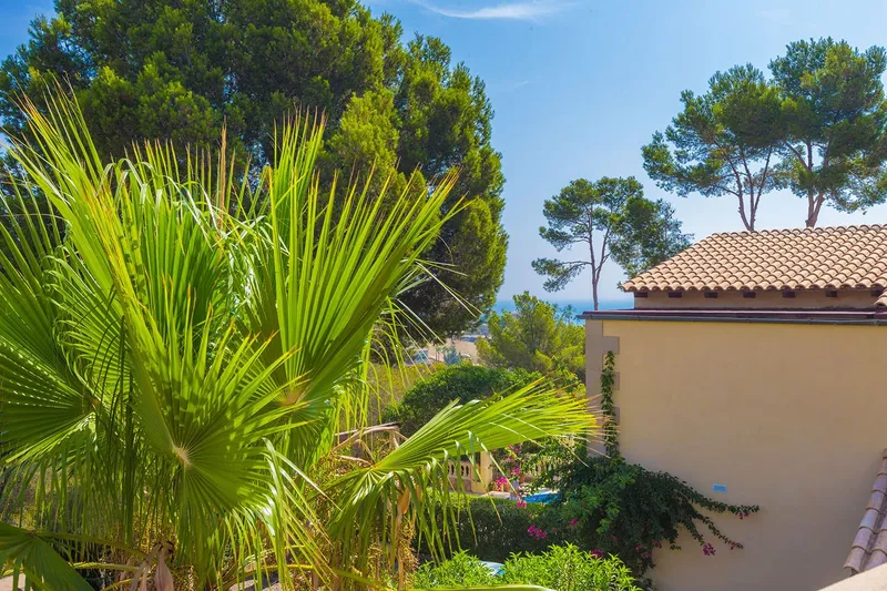 Mediterranean-style villa near the beach with modern elements — photo 11