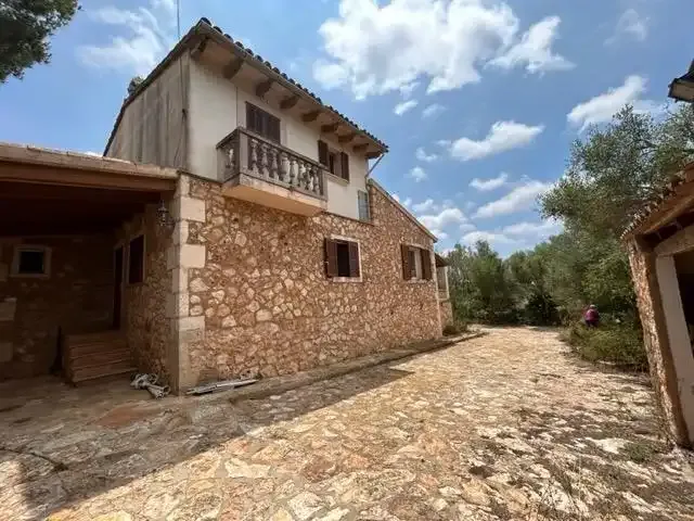 Rustic finca on the road to Colònia de Sant Jordi, km 5, belonging to the municipality of Campos — photo 1