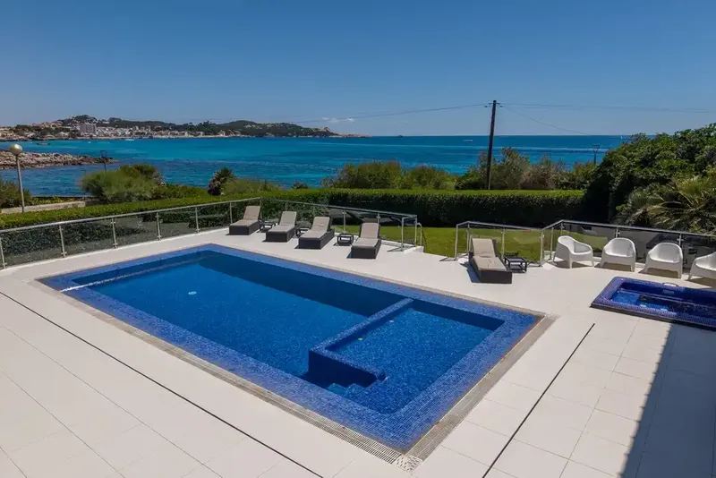 Located in a coveted frontline sea position in Cala Ratjada, this exceptional villa enjoys stunning panoramic views — photo 2